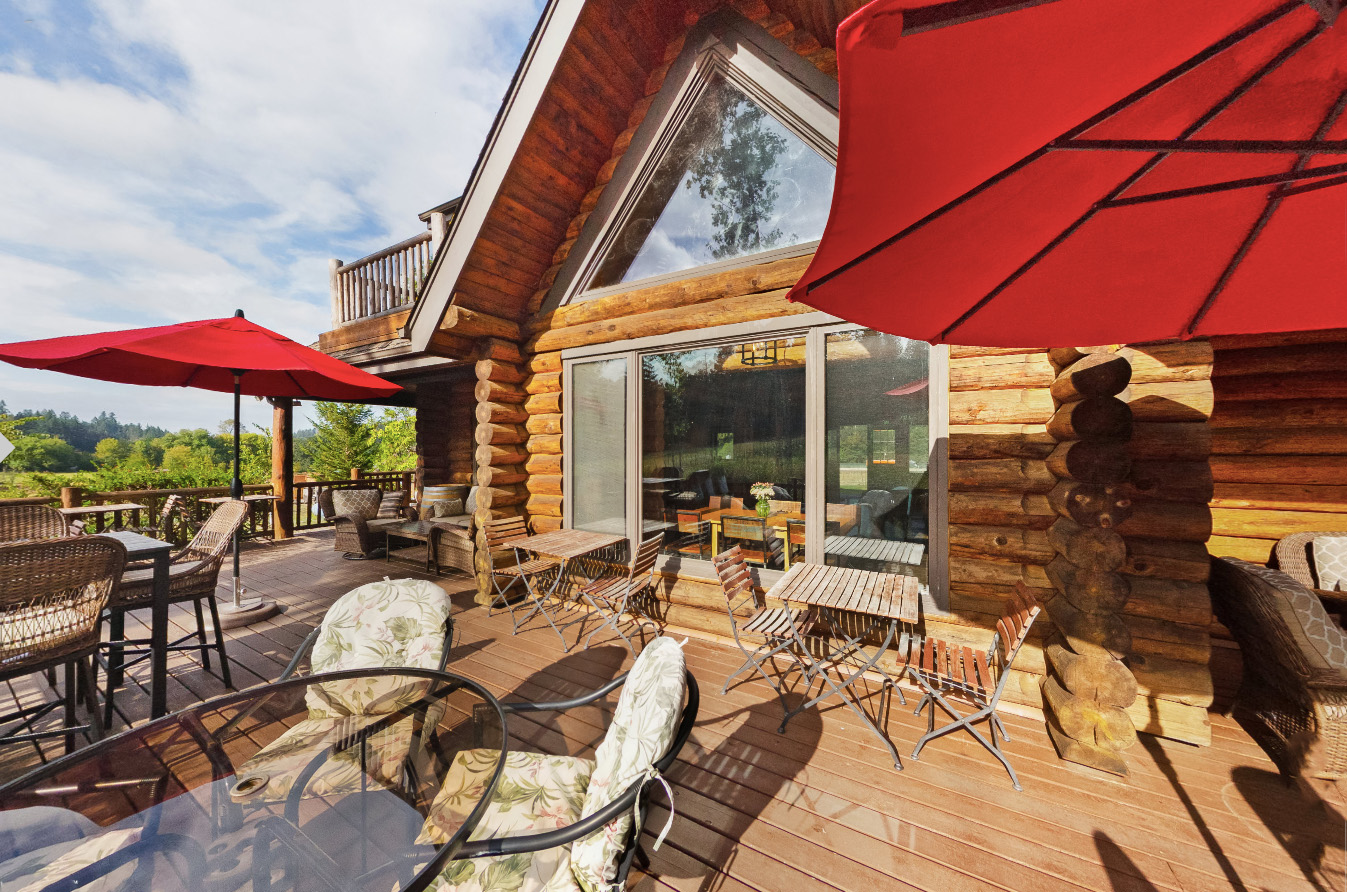 Cabin exterior – back deck